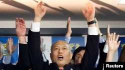 Mantan Menteri Kesehatan Jepang Yoichi Masuzoe meneriakkan kata “Banzai” setelah dinyatakan unggul dalam pemilihan gubernur Tokyo (9/2). (Reuters/Yuya Shino)