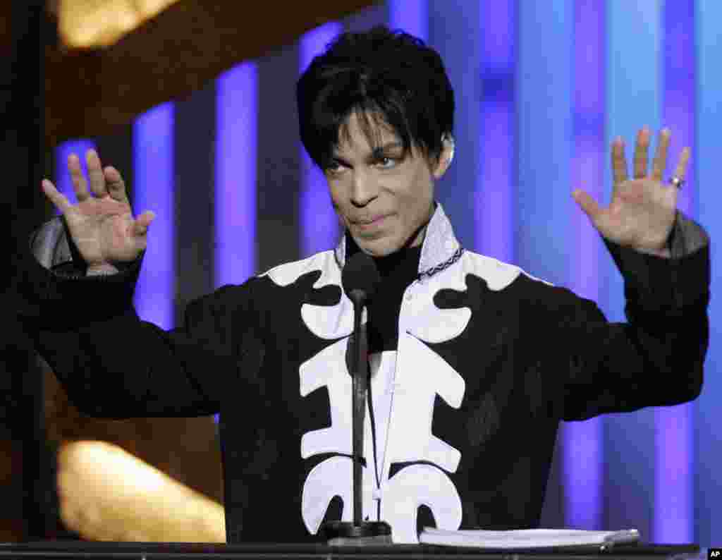Prince menerima penghargaan Outstanding Male Artist pada penghargaan NAACP Image Awards ke-38, 2007 di Los Angeles. (AP/Chris Carlson)