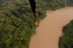 Helikopter MI-8MTV-1 dari Badan Nasional Penanggulangan Bencana (BNPB) membawa air untuk dibuang di hutan gambut yang terbakar di Kabupaten Pulang Pisau dekat Palangka Raya, Provinsi Kalimantan Tengah, 19 September 2019. (Foto: REUTERS/Willy Kurniawan)