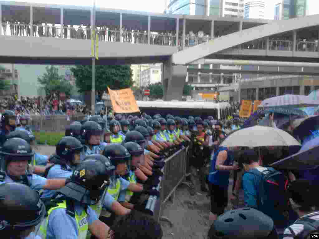 港人聲援佔中抗拒警方封鎖中環金鐘多處癱瘓(美國之音海彥拍攝)
