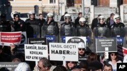 Dîmeneke yek ji xwepêşandanên Rojnamevanên li Tirkîyê, bo azadîya ragihandinê (Arşîv)