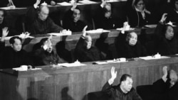 1981年12月13日，中國人大會議上，中國領導人表決通過趙紫陽（第一排左）總理的經濟工作報告。第二排左起：胡耀邦、鄧小平、李先念、陳雲、華國鋒。