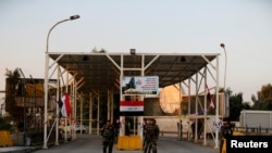 Pasukan keamanan Irak berjaga di pos pemeriksaan menuju Zona Hijau di Baghdad, Irak, 10 Desember 2018. 