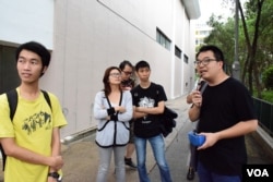 八九香港導賞團參觀當年的「民主台」。(美國之音湯惠芸)