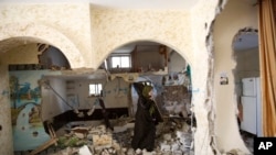 Seorang perempuan Palestina memeriksa rumah Ehab Maswada yang dihancurkan oleh tentara Israel di kota Hebron, Tepi Barat tahun lalu (foto: dok).