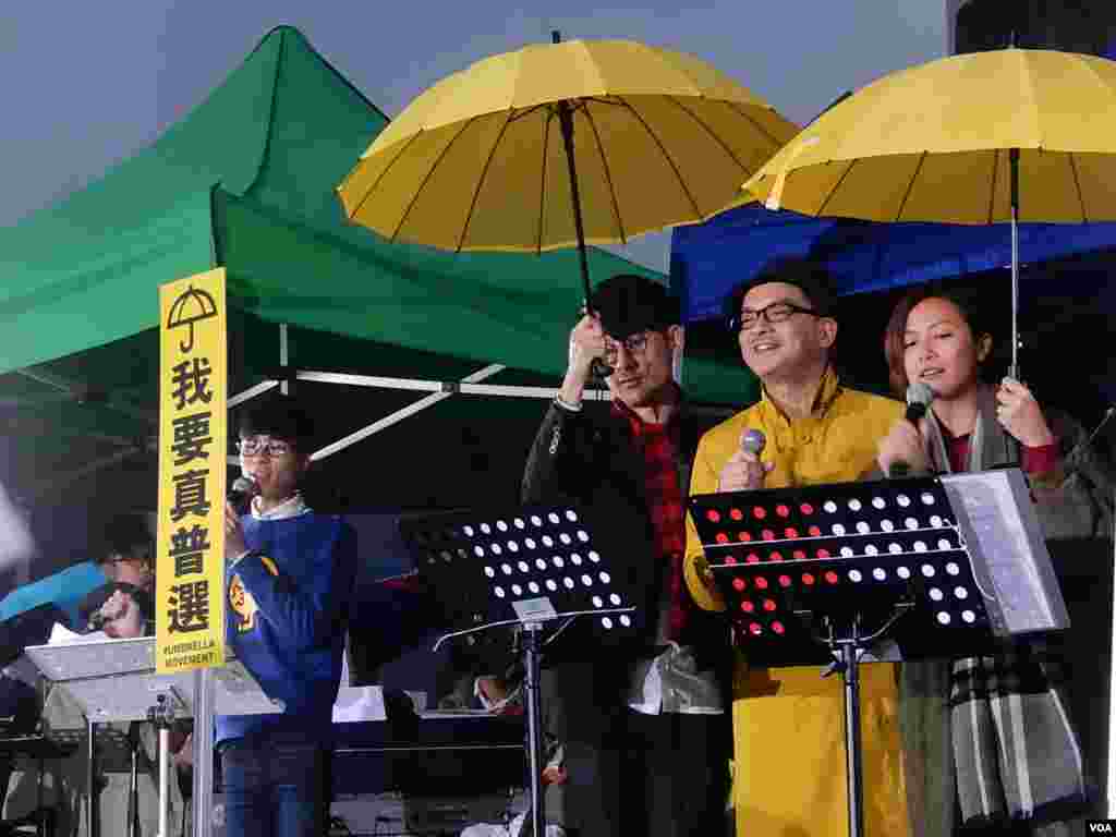 香港流行歌手黃耀明及何韻詩等文化監暴成員及音樂人,聖誕日在香港中文大學百萬大道舉行「黃色聖誕音樂串流」音樂會