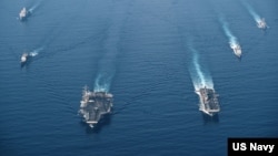美國海軍羅斯福號航母戰鬥群與馬金島號兩棲戒備群2021年4月9日在南中國海進行編組巡航（美國海軍照片）