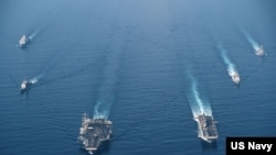 美國海軍羅斯福號航母戰鬥群與馬金島號兩棲戒備群2021年4月9日在南中國海進行編組巡航。（美國海軍提供）