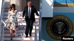 U.S. President Donald Trump and first lady Melania Trump arrive aboard Air Force One at Tokyo Haneda Airport in Tokyo, May 25, 2019. 