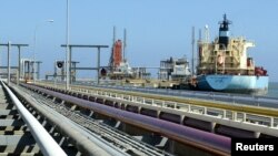 Kapal tanker berlabuh di terminal kargo kilang Jose, di Venezuela. 