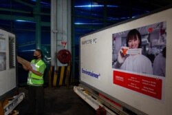 Petugas memeriksa peti kemas berisi vaksin COVID-19 dari China Sinovac Biotech Ltd., saat tiba di Bandara Internasional Soekarno-Hatta dalam pengiriman pertama ke Indonesia, 6 Desember 2020. (Foto: Dhemas Reviyanto/Antara via Reuters)