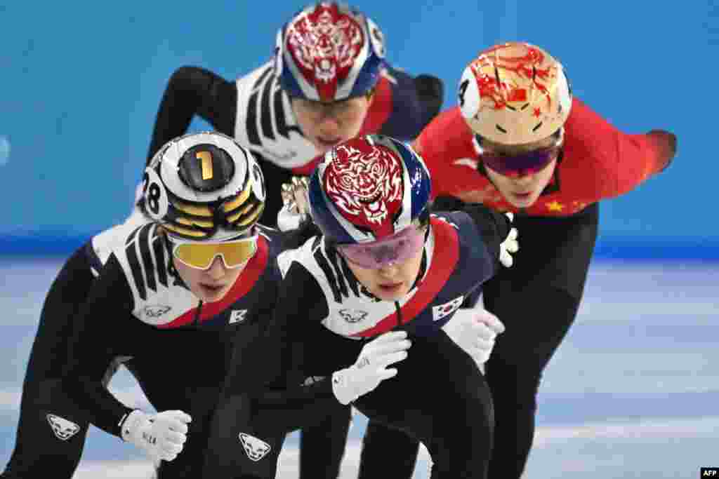 South Korea's Choi Min-jeong (C) and Kim Gil-li (L) compete in the women's 1000m final short track speed skating event during the Harbin 2025 Asian Winter Games in Harbin, northeast China's Heilongjiang province.