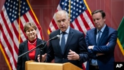 Senator Thom Tillis memberikan pernyataan, sementara dua senator lainnya, Jeanne Shaheen dan Chris Murphy, mendampingi dalam kunjungan mereka ke Budapest hari Minggu (18/2). 