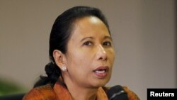 Menteri BUMN Rini Soemarno dalam sebuah konferensi pers di Jakarta (4/9). (Reuters/Nyimas Laula)