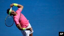 Rafael Nadal dari Spanyol mengenakan baju merah muda neon dalam sebuah pertandingan di Australia Terbuka. (Foto: Dok)