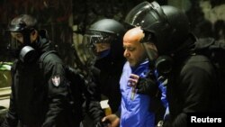 საპროტესტო აქციაზე დემონსტრაციის მონაწილეს აკავებენ. თბილისი, საქართველო. 1 დეკემბერი, 2024წ.
