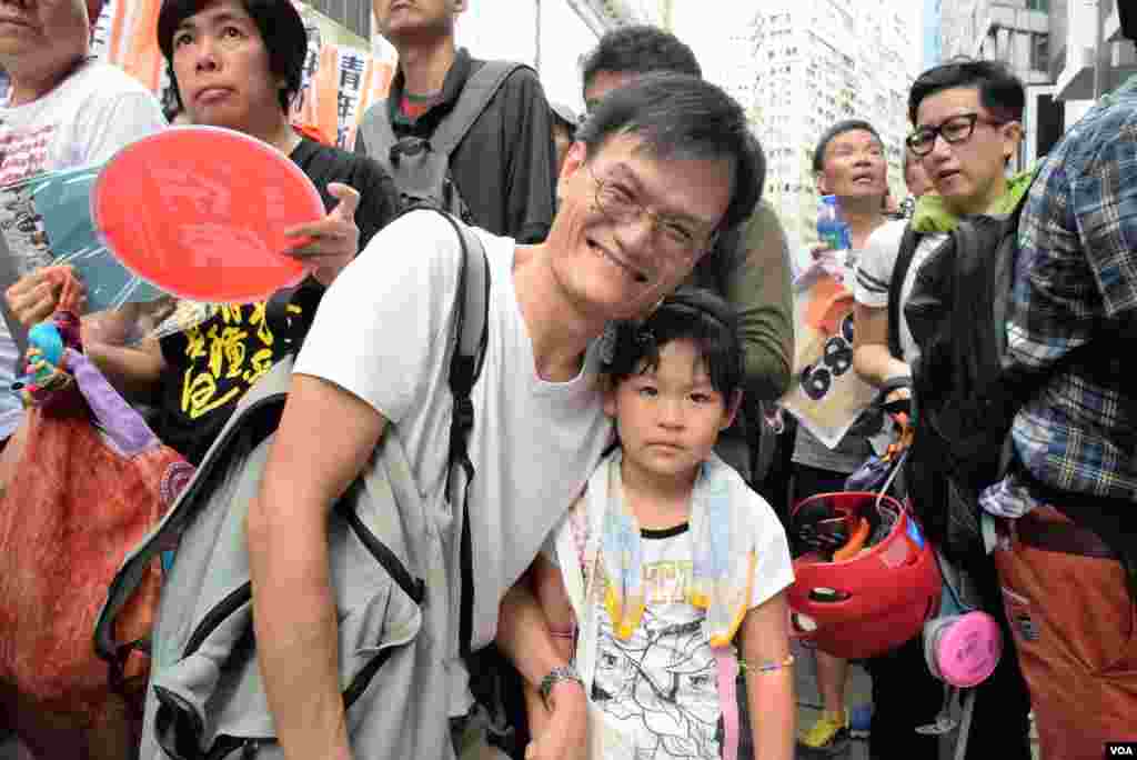 香港市民葉先生帶同5歲女兒參與7-1大遊行(美國之音 湯惠芸攝)