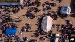加沙地带的巴勒斯坦人正等待返回加沙北部地区。(2025年1月26日)