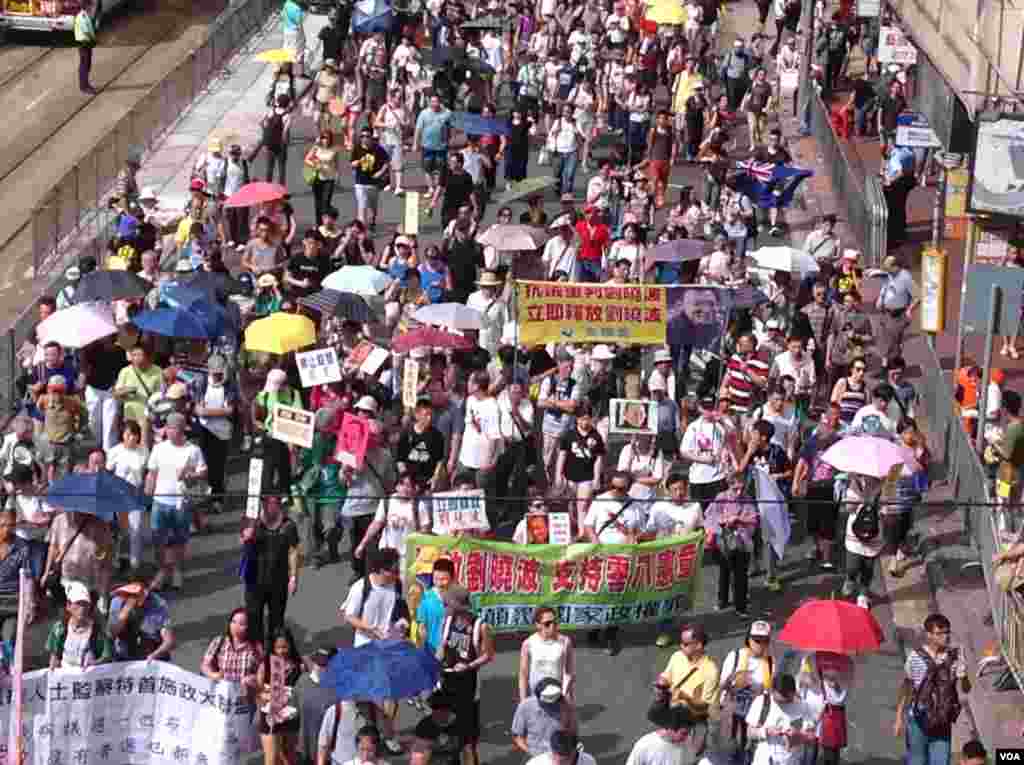 數萬港人參加七一大游行誓言守護香港(美國之音海彥拍攝)