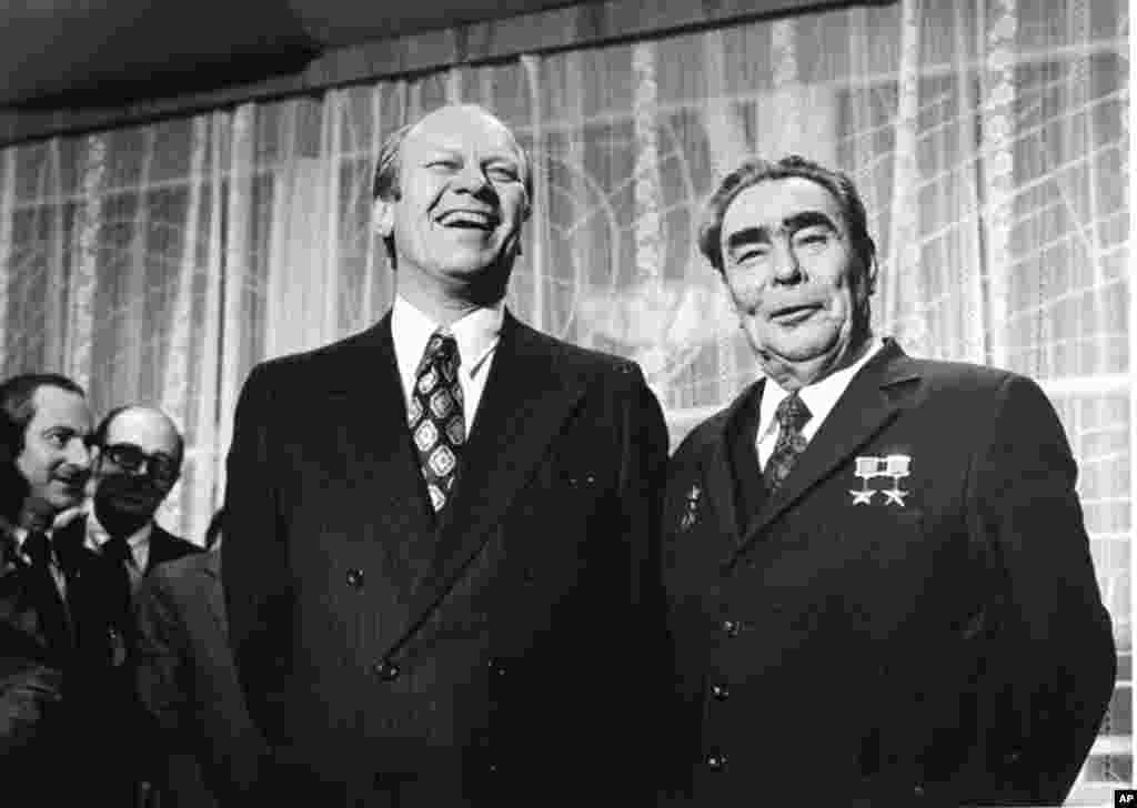 海参崴也举行过APEC峰会和美苏首脑会议。图为1974年11月24日美国总统杰拉尔德·福特和苏联领导人列昂尼德·勃列日涅夫在海参崴首脑会议前分享一个笑话。
