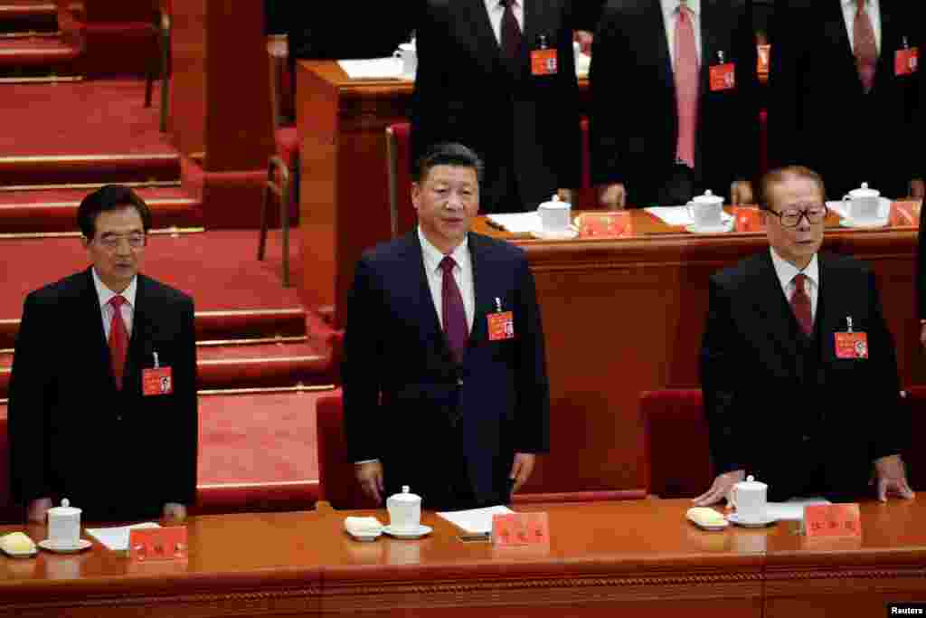 中共总书记习近平、前总书记江泽民和胡锦涛在北京人大会堂召开的中共19大开幕式上(2017年10月18日)。江泽民和胡锦涛虽然坐在习近平旁边,但他们两人在19大主席团常务委员会的名单里却排在20多位现任政治局委员之后。