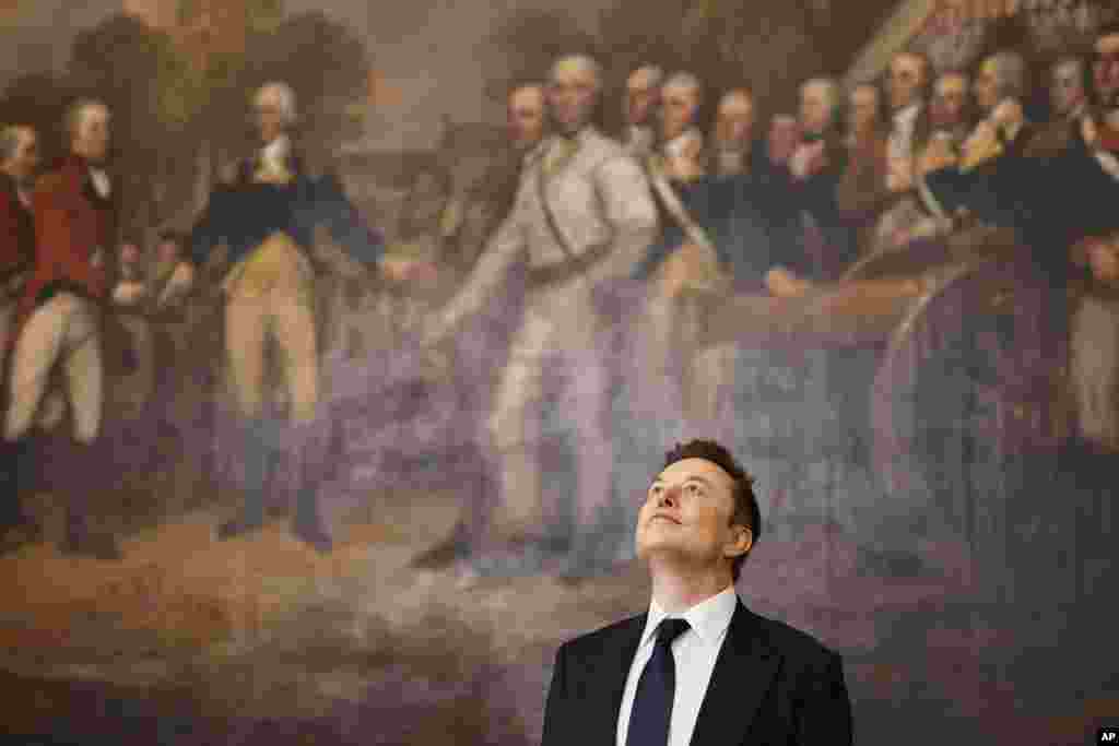 Elon Musk chega antes da 60ª tomada de posse Presidencial na Rotunda do Capitólio dos EUA, em Washington, a 20 de janeiro de 2025.