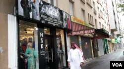 Toko baju perempuan di Saint Denis, luar kota Paris. (VOA/Lisa Bryant)