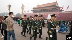 中国武警在天安门前列队走过。（2014年10月11日）