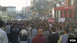 Para demonstran anti-pemerintah melakukan unjuk rasa di kota pelabuhan Banias (26/4).