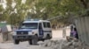 Ambulans milik kepolisian Somalia bergerak meninggalkan lokasi ledakan di dekat sebuah pusat pelatihan polisi di Mogadishu, Somalia, pada 17 Oktober 2024. (Foto: Reuters/Feisal Omar)
