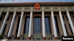 中国保安在正在举行中国人大会议的北京人大会堂外站岗。（2020年5月25日）