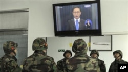 韩国海军陆战队员在观看总统李明博电视实况讲话