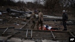 烏克蘭首都基輔郊區被打死的一名正在撤離的烏克蘭平民（2022年3月12日）
