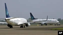 Pesawat Garuda Indonesia di bandara Soekarno-Hatta, Jakarta (foto: ilustrasi). Benarkah masuknya maskapai asing akan menurunkan harga pesawat?