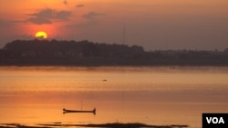 Sungai Mekong mengalir melewati Vientiane, Laos. (R. Corben/VOA)