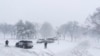 成百上千的驾车人在美国首都附近的高速公路上被困在雪中
