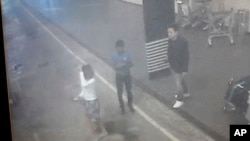 Gambar yang diambil dari rekaman CCTV menunjukkan seorang perempuan (kiri) di bandara Kuala Lumpur, Malaysia, yang ditangkap polisi terkait pembunuhan Kim Jong-nam. (Foto: Star TV/AP).