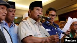 Kandidat presiden Indonesia, Prabowo Subianto menyampaikan pidato kemenangan pemilu, didampingi kandidat wapres Sandiaga Uno di Jakarta, 18 April 2019.