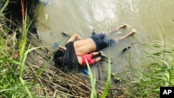奥斯卡·阿尔贝托·马丁内斯·拉米雷斯和他女儿从墨西哥越过格兰德河进入美国时溺水身亡