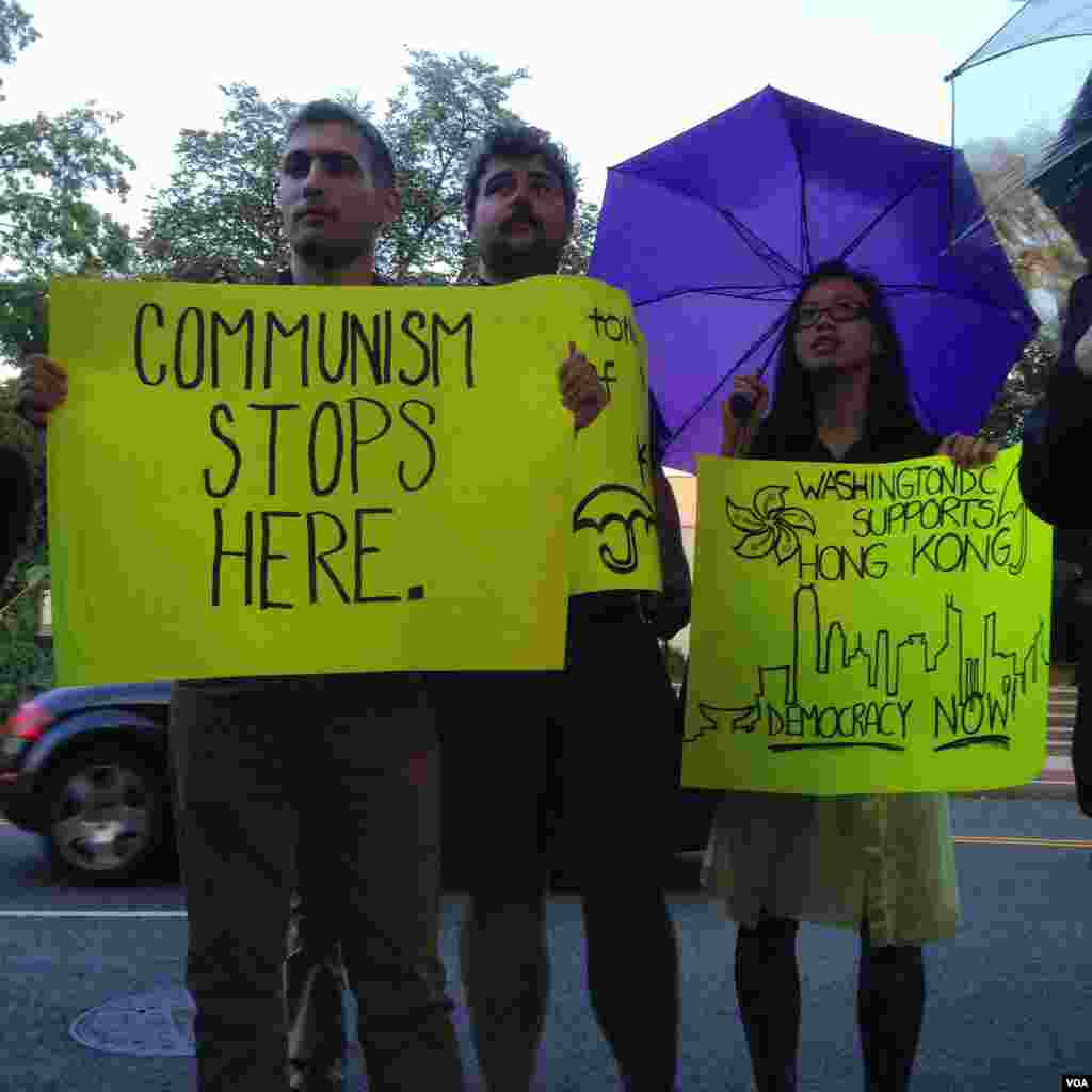 Residents hold up signs at a rally in support of Hong Kong’s pro-democracy civil disobedience movement, Washington, Oct. 1, 2014. (Michael Lipin/VOA)
