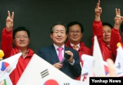 자유한국당 홍준표 대선후보가 제19대 대통령 선거를 하루 앞둔 8일 오후 대전에서 지지를 호소하고 있다.