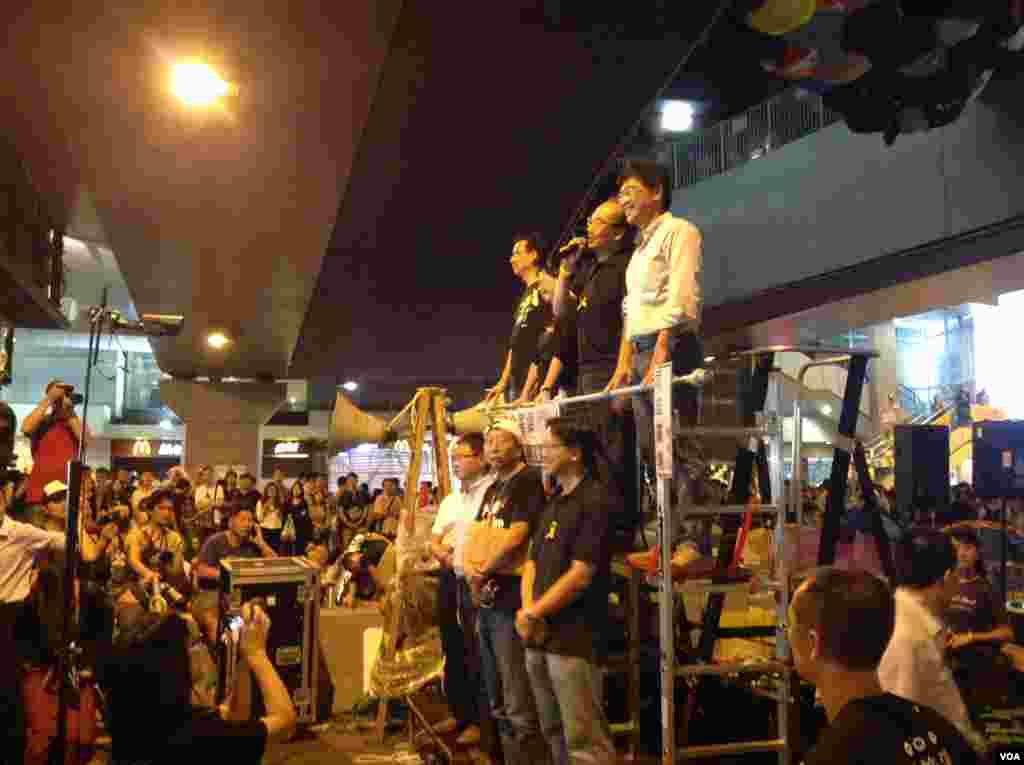 數以千計的學生和市民在金鐘雨傘廣場聲援學聯代表 (美國之音圖片/海彥拍攝)