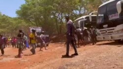 Vamwe veVanhu Vaungana paNational Heroes' Acre muHarare Pakuradzikwa kwaVaTshinga Dube Vachimhanyidzana Kunopinda muMabhazi Avo