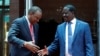 Rais Uhuru Kenyatta (Kushoto) akipeana mkono na kiongozi wa upinzani Raila Odinga, Nairobi, Kenya March 9, 2018. 