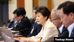박근혜 한국 대통령이 10일 청와대에서 열린 국무회의에서 발언하고 있다.