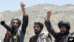 Talibanski borci slušaju višeg lidera otcepljene frakcije talibana u provinciji Šindand, Avganista, 27. maja 2016.