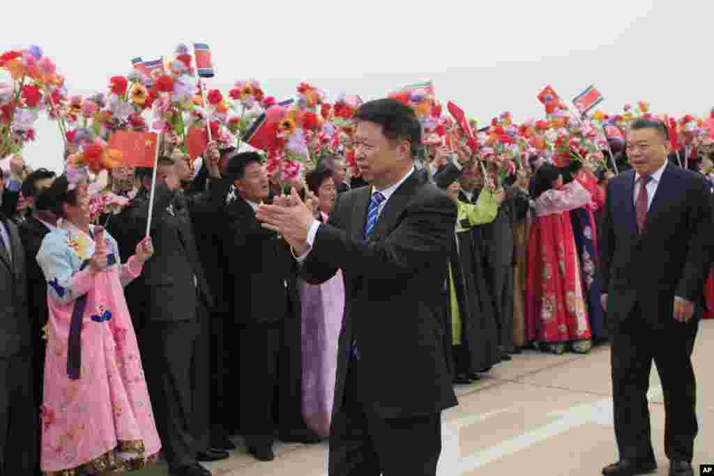 2018年4月13日,朝鲜人欢迎中共中联部部长宋涛为首的中国艺术团到平壤机场。一大群中国演员抵达朝鲜参加4月31日春季友谊艺术节。