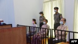 စစ်ကောင်စီ တရားခွင်အတွင်း တွေ့ရတဲ့ နိုင်ငံတော်အတိုင်ပင်ခံပုဂ္ဂိုလ် ဒေါ်အောင်ဆန်းစုကြည်၊ သမ္မတဦးဝင်းမြင့်နဲ့ နေပြည်တော်ကောင်စီဥက္ကဋ္ဌ ဒေါက်တာမျိုးအောင်။ (မေ ၂၄၊ ၂၀၂၁)