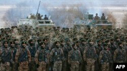 中國軍隊在新疆喀什帕米爾高原進行冬季軍事訓練。 （2021年1月4日）
