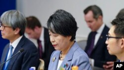 资料图：日本外相上川阳子（中） （美联社）